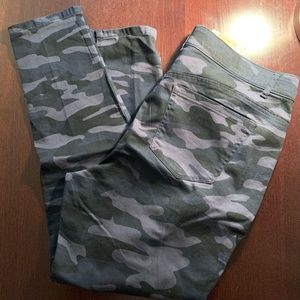 NWT Democracy “Ab" technology camo stretch pants (16W)